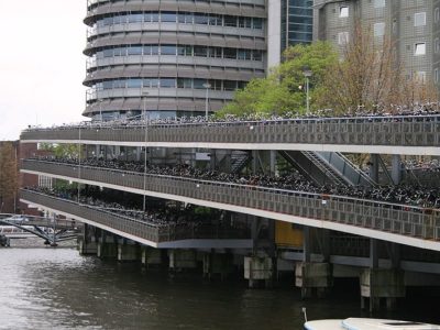 800px-bikes_parking_in_amsterdam_central_station_.jpg